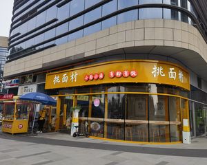 二环地铁口现铺(挑面村)年租20万,写字楼楼下,商圈成熟