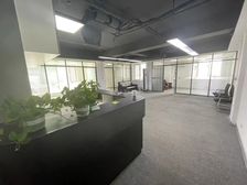 青年大街市图书馆地铁站 150平 6万 精装带隔断 双面采光