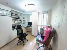 巴属初中大门口 次新小区 两套房子打通成的一套 可单独卖