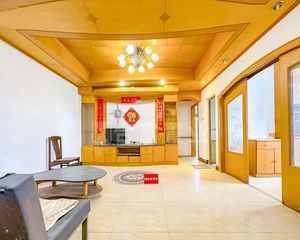 春鸿居 3房 送车位 包税费 南向 中层 急售 价格可谈