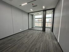 奥体中心周边小面积带隔断 双地铁 停车只要300元