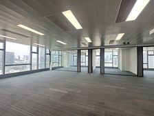 国金广场地铁口,精装写字楼,339平,4个隔间,落地窗,电梯