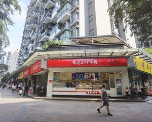 房东急售(廖记棒棒鸡)年租十万,8米超大开间转角铺,安逸得很