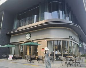 业主急售,端头转角(星巴克)年租30万,15米广告面,大外摆