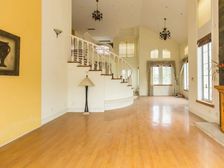 身份的象征,位置中心,带大花园。随时看房子。急售套现