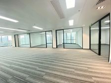 城建大厦300方4个房 实用率7.5成全新装修 开发商直租