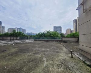 房子带180平米平台,赠送达到百分之50,业主诚心出售