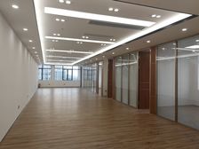 南城汇一城420平高层写字楼!电梯口豪装7隔间!家私全齐急租