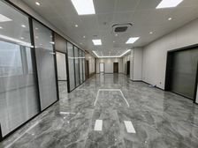 南城CBD266平高层写字楼!全新豪装4隔间!双面采光带阳台