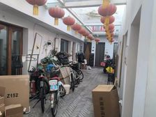 后海和前海附近交界处附近 可观鼓楼的四合院