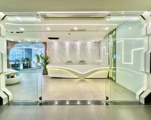 诚心出售豪装办公室 赠送80万的3个豪华车位 带一年的租约