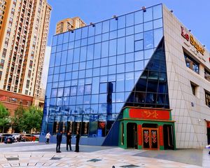 急!地铁口50米丶年租金100万丶带30个车位丶全业态独栋