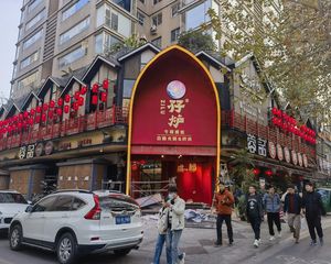 市中心景区旁(火锅烤肉)年租65万,转角55米大开间,立过户