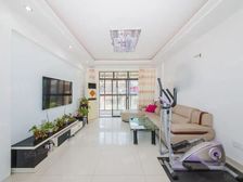 欧风华庭三房两卫房源,户型方正,房东诚心出售