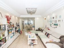 南北两个门 得房率高 三房两卫 2卫 开门即花园