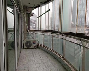 七星岗轻轨出口旁 电梯江景两房 随时看房 带超大阳台