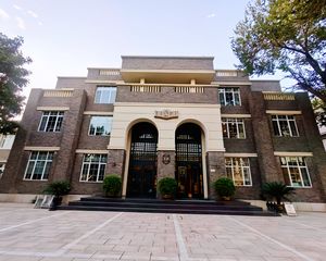 地铁口200米门前带停车场丶可自用餐饮独栋丶现年100万
