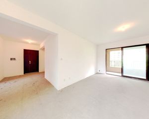 城南华府大户型,清水毛坯,带产权车位,诚心出售环境优美价可谈