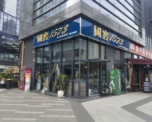 东二环地铁口(国窖1573)年租15万,端头转角双开门。