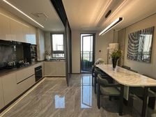 西部龙湖高端改善,印象济南旁。自带会所。宽厅7.5米落地窗