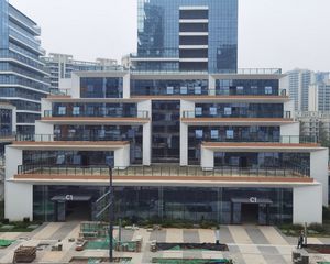 高新区现房独栋出售,水电气三通,户户带平台,前卫的设计造型