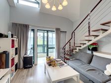 黄浦江08年的小区 层高5.8米 开的阁楼 不是顶楼哦