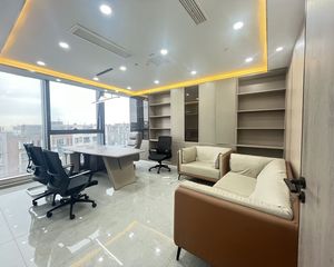 人民南路、临河办公楼、华西医院、四川大学、天府广场主干道旁