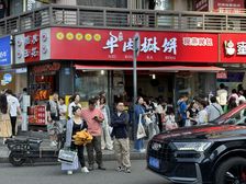 正对太古里(牛肉饼)年租20万,8米大开间,转角口岸自带人流