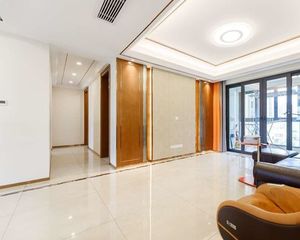 高成上海假日 3室2厅2卫 精装修 82万元