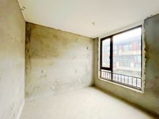 产权清晰,所有价格都是房东直接报价,有意向可和房东面谈。