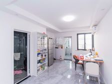 新装修一年,直接拎包入住!低总价两室有厅!业主诚售,价格可谈