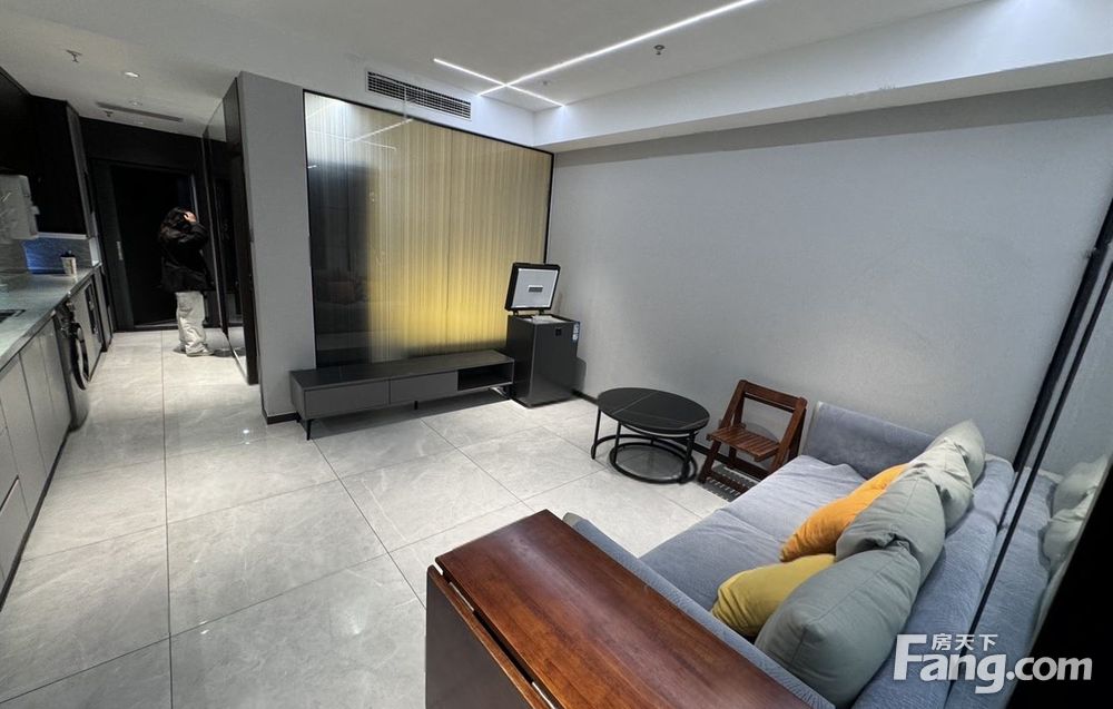 东南角精装两室，临近地铁，拎包入住，出行便利价格可谈看房方便
