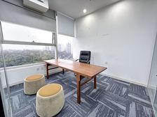 出租环球中心西区 朝外看锦城湖公园 8个办公室 带部分家具