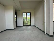 业主小区买了2套,所以很诚意卖,纯毛坯没住过人,看房随时