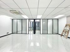 地铁口! 隔间全落地窗!楼下即水街!