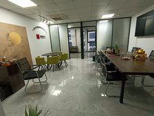 合同与我签 泰康大厦90平2隔间 地铁口我是房东 落地窗