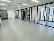 福明路地铁口 世纪东方232平电梯口 三隔间 可配全套家具