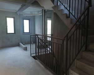 鄞州公园旁 风荷泊园联排别墅 位置好 带独立私家花园 纯毛坯