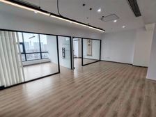 汇华大厦 东南230平 精装4个隔间 全景落地窗 公司直租