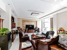 联排别墅 带院子 带汽车库 装修保养好 诚心卖 看房方便