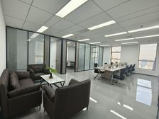 房东直租慧和大厦195平豪华精装修三个隔间带柜子家具已配