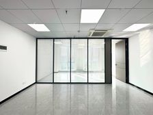 直租万达地铁口广博国贸中心65平一隔间落地窗独立空调随时看