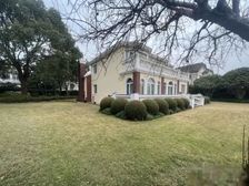 私家花园面积较大,为该地区较有影响力的别墅楼盘之一。