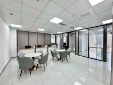 (免中介)天一中心地段,240平三面采光,精装修五隔间。