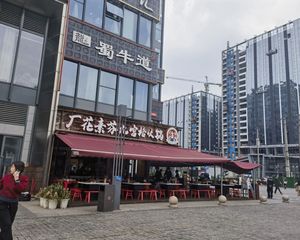 地铁口转角(厂花火锅)年租20万,门口大外摆,网红店自带人流