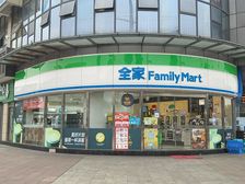 转角铺全业态,房东急售,年收16万,全家超市承租,双证齐全。