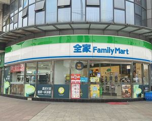 转角铺全业态,房东急售,年收16万,全家超市承租,双证齐全。