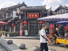 十年茴本,年收19万,龙抄手旗舰店承租,自带车位,产权清晰。