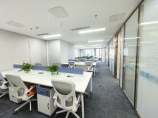 正对电梯290平 特价3.5元 4个办公室22工位 三里屯