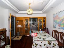 地铁口大三房,自住装修,看房方便,价格好谈。